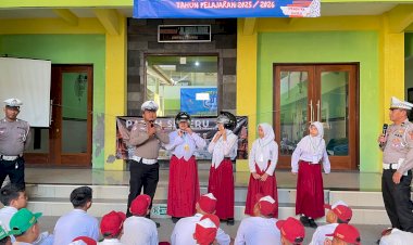 Operasi-Patuh-Semeru-2025,-Polres-Mojokerto-Edukasi-Pelajar-Tertib-Lalin-dan-Berbagi-Helm-Gtatis