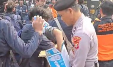 Polisi-Bagikan-Air-Mineral-kepada-Massa-Demo-di-Senayan