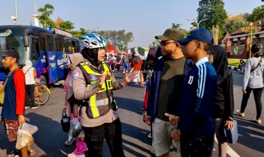 Pengamanan-Humanis-Polwan-Polresta-Sidoarjo-di-Car-Free-Day-Alun-alun