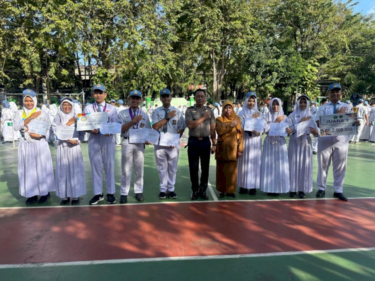 Kapolsek Buduran Jadi Inspektur Upacara di SMAN 1 Sidoarjo, Ajak Bijak Bermedia Sosial dan Kenakalan Remaja