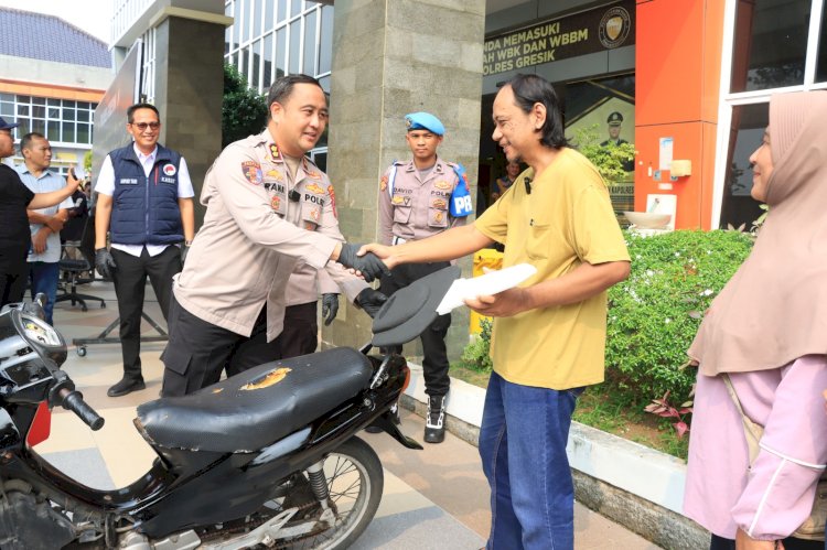 Polres Gresik Kembalikan 3 Motor Korban Curanmor dan Begal Tanpa Biaya